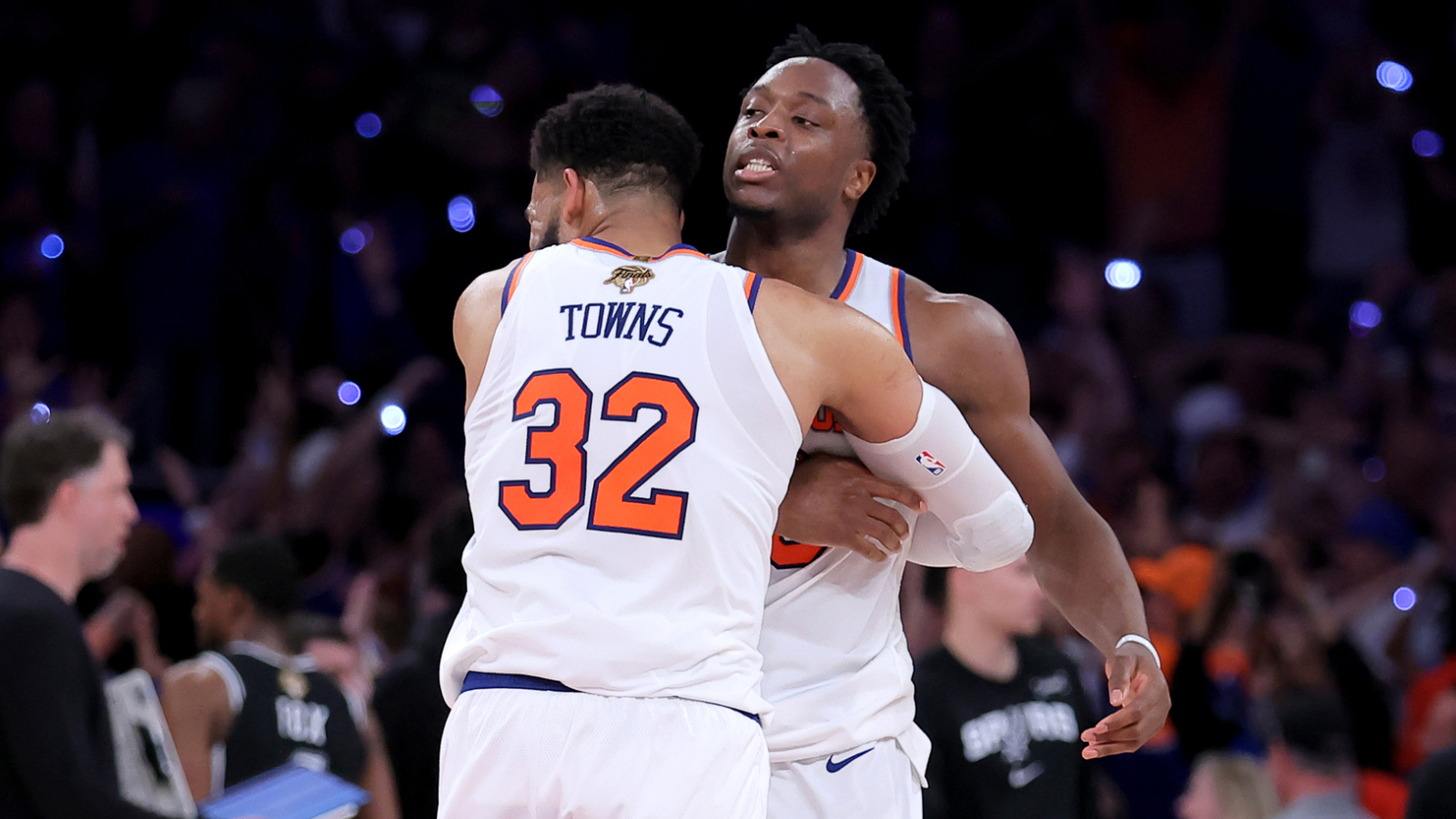 https://www.yardbarker.com/media/e/4/e4cf586cdbfae6af818bf3209fc3cec95c9c0310/thumb_16x9/knicks-og-anunoby-joins-michael-jordan-nba-finals.jpg?v=1