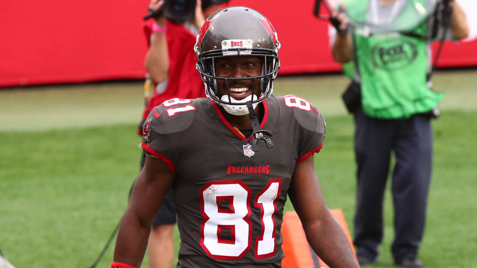 Report: Buccaneers' Antonio Brown constructive for COVID-19, unlikely to play at Rams