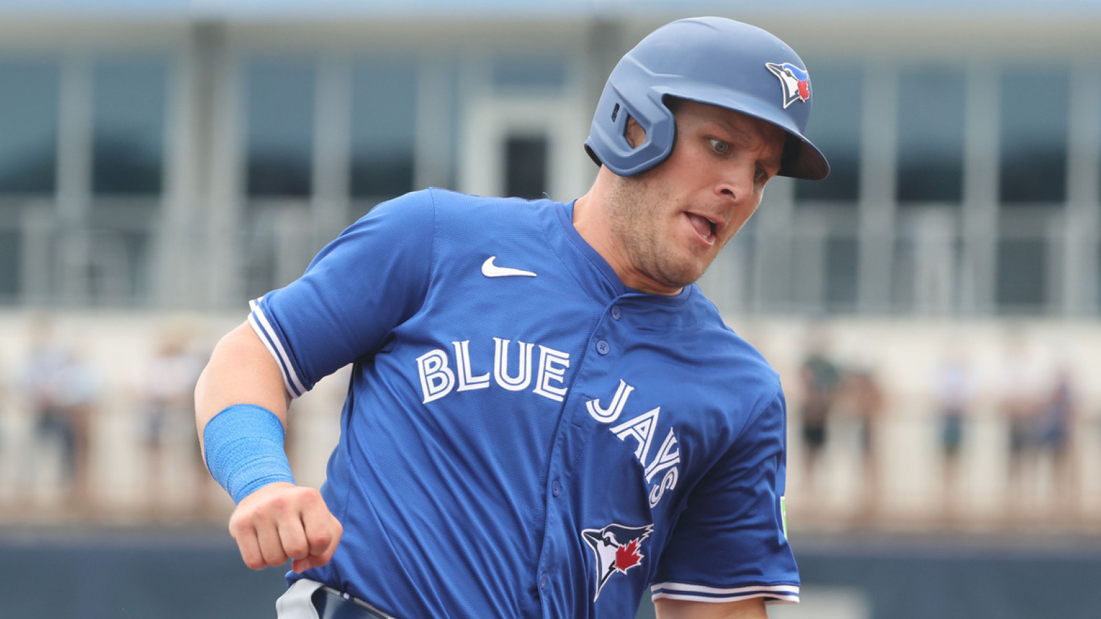 https://www.yardbarker.com/media/e/5/e58c845697672c5fecbcbaed8d70065089271b5b/thumb_16x9/watch-blue-jays-varsho-makes-potential-catch-year.jpg?v=1