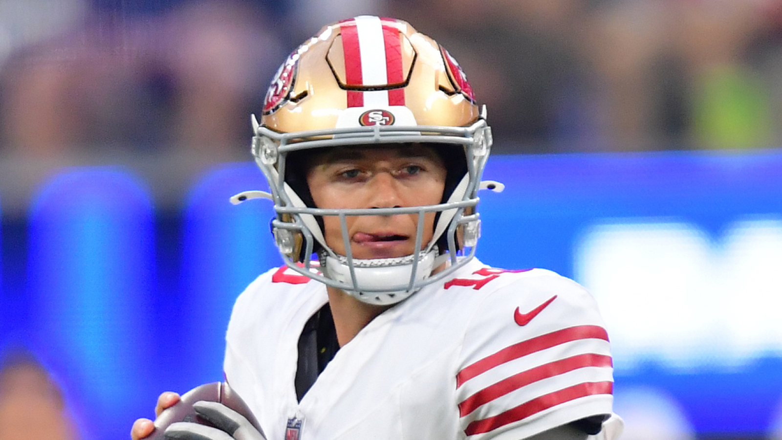 https://www.yardbarker.com/media/e/6/e6211c272f20ea9a0fc019dd0805fb761083e12c/thumb_16x9/49ers-qb-mac-jones-aims-streak-alive-against-bucs.jpg?v=1