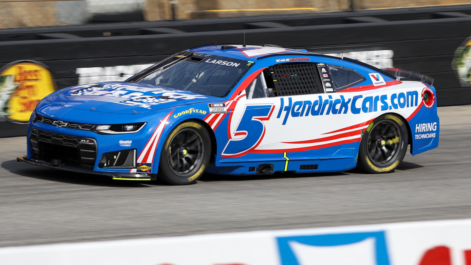 Kyle Larson leads most laps in Food City 500 but finishes third