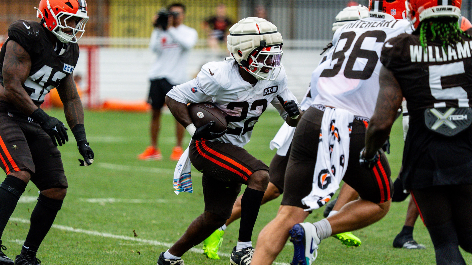 Browns RB Dylan Sampson Faces Extended Recovery from Knee Injury