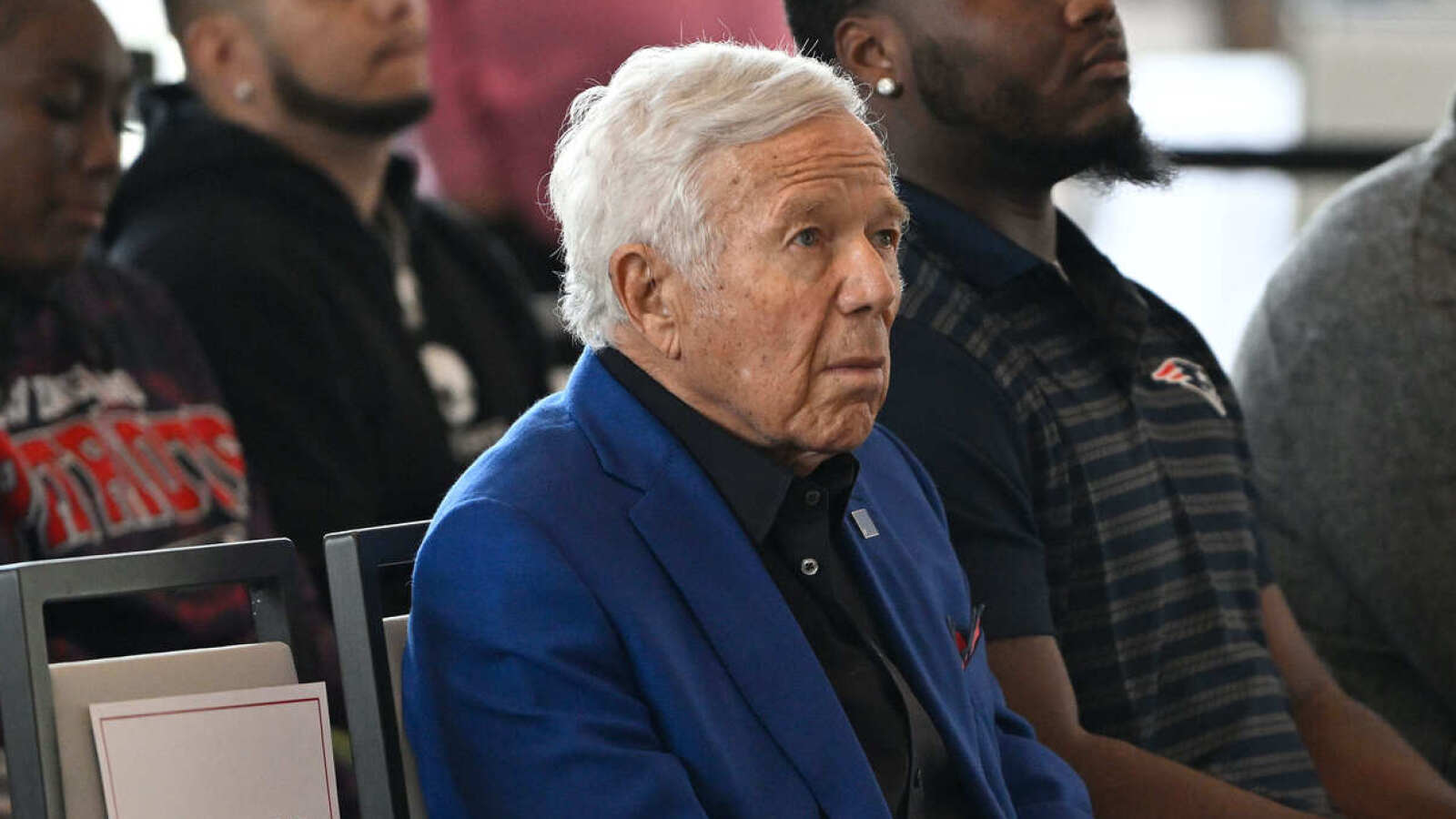 https://www.yardbarker.com/media/e/7/e70c70c662b1b3cfafb6388b4c13dd88c8bf0ad7/thumb_16x9/robert-kraft-offers-rare-praise-bill-belichick.jpg?v=1