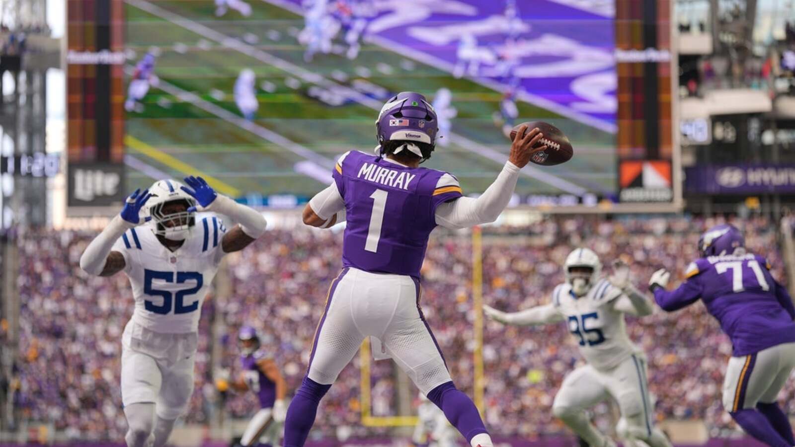 Vikings take over late to edge Colts, move to 6-0