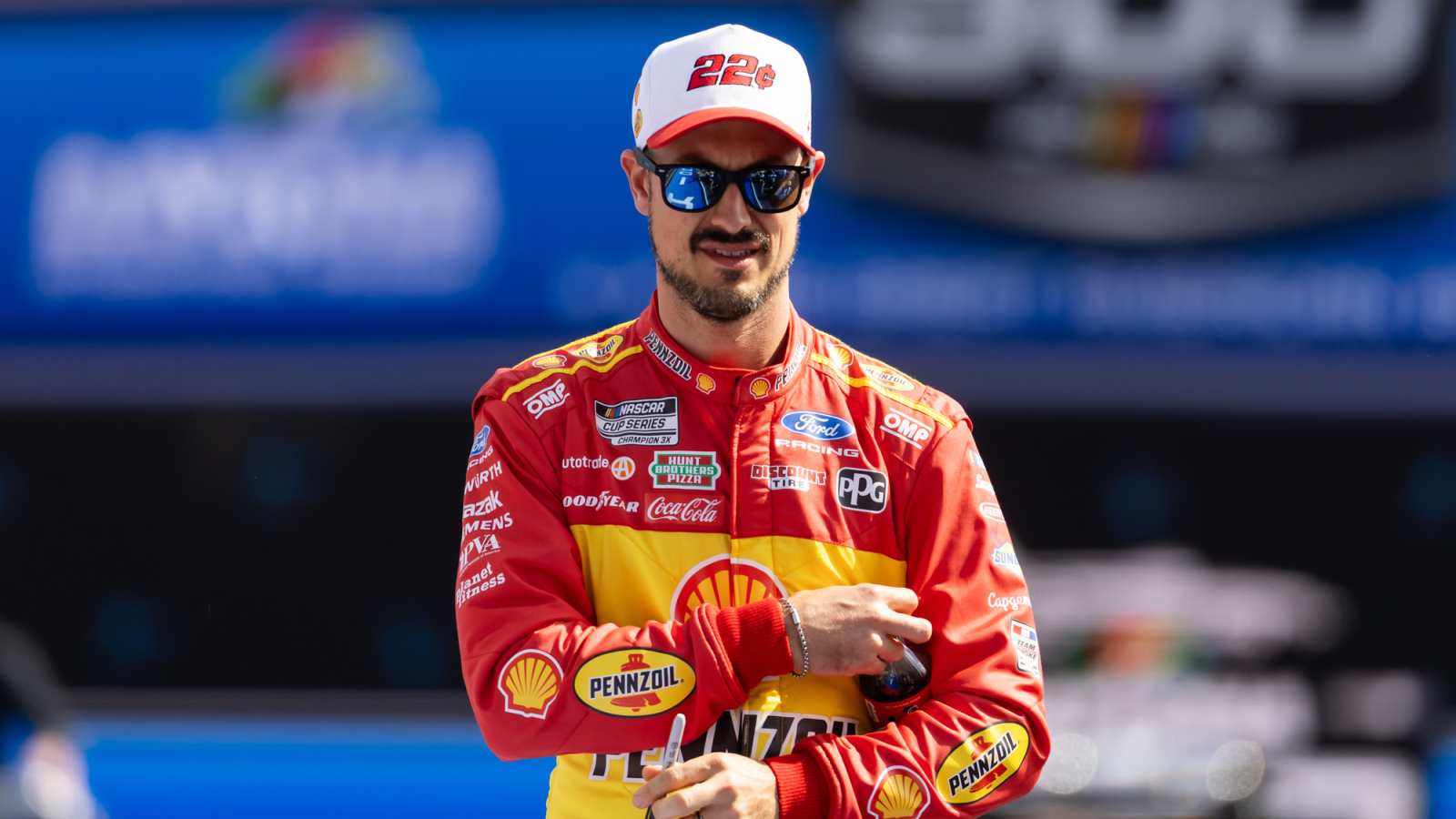 https://www.yardbarker.com/media/e/7/e752e5cb59e923cfba5180cff937fa9a2486001a/thumb_16x9/joey-logano-wins-pole-straight-talk-wireless-500.jpg?v=1