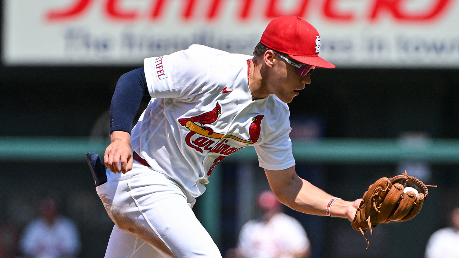 https://www.yardbarker.com/media/e/7/e7583765abf960b2b9b7caa9ea6834f9861f81e5/thumb_16x9/cardinals-lock-rookie-year-favorite-nine-figure.jpg