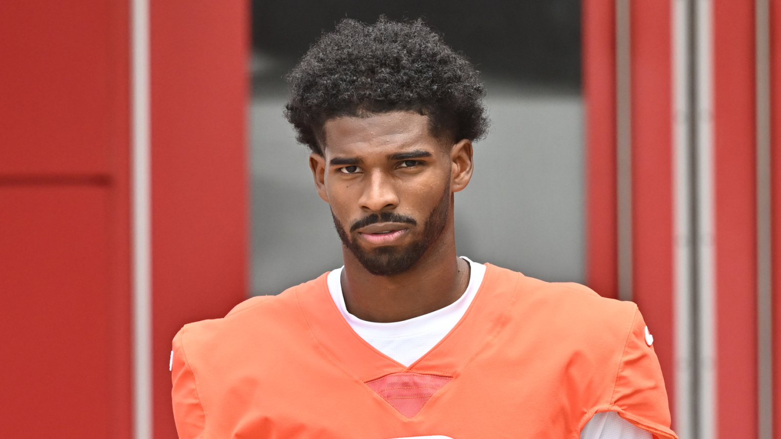 https://www.yardbarker.com/media/e/7/e785e614a2edc12c5b7f0b2d3a1bcfc0ef9fc8d7/thumb_16x9/shedeur-sanders-surprised-browns-coaches.jpg?v=1
