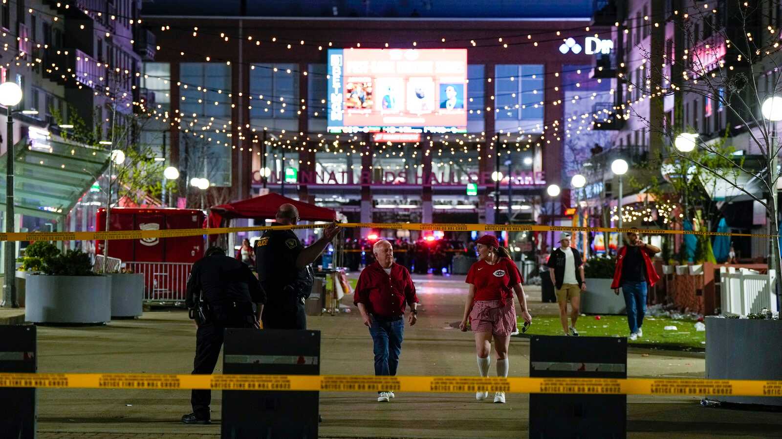 Rowdy Cincinnati Reds Fans Charge At Police As Opening Day Celebrations ...