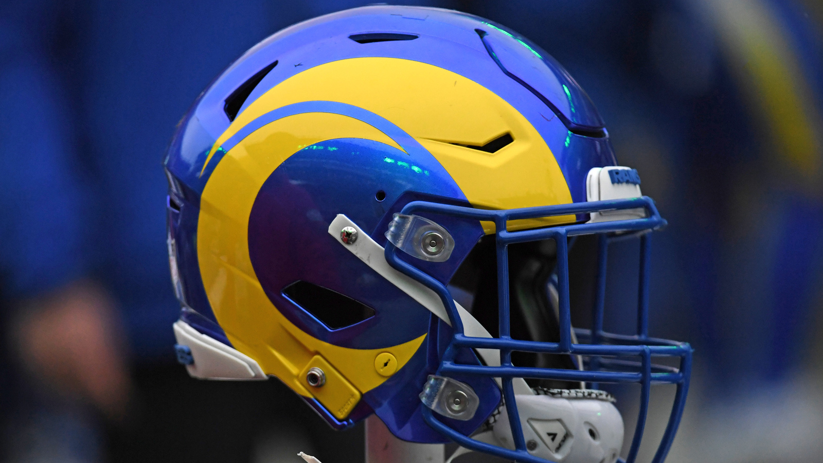 Los Angeles Rams build new locker rooms for Hawaii high school football ...