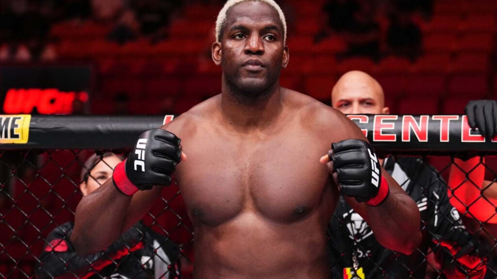 Watch Alex Pereira trade bombs with 6ft 7in former UFC heavyweight KO artist in sparring