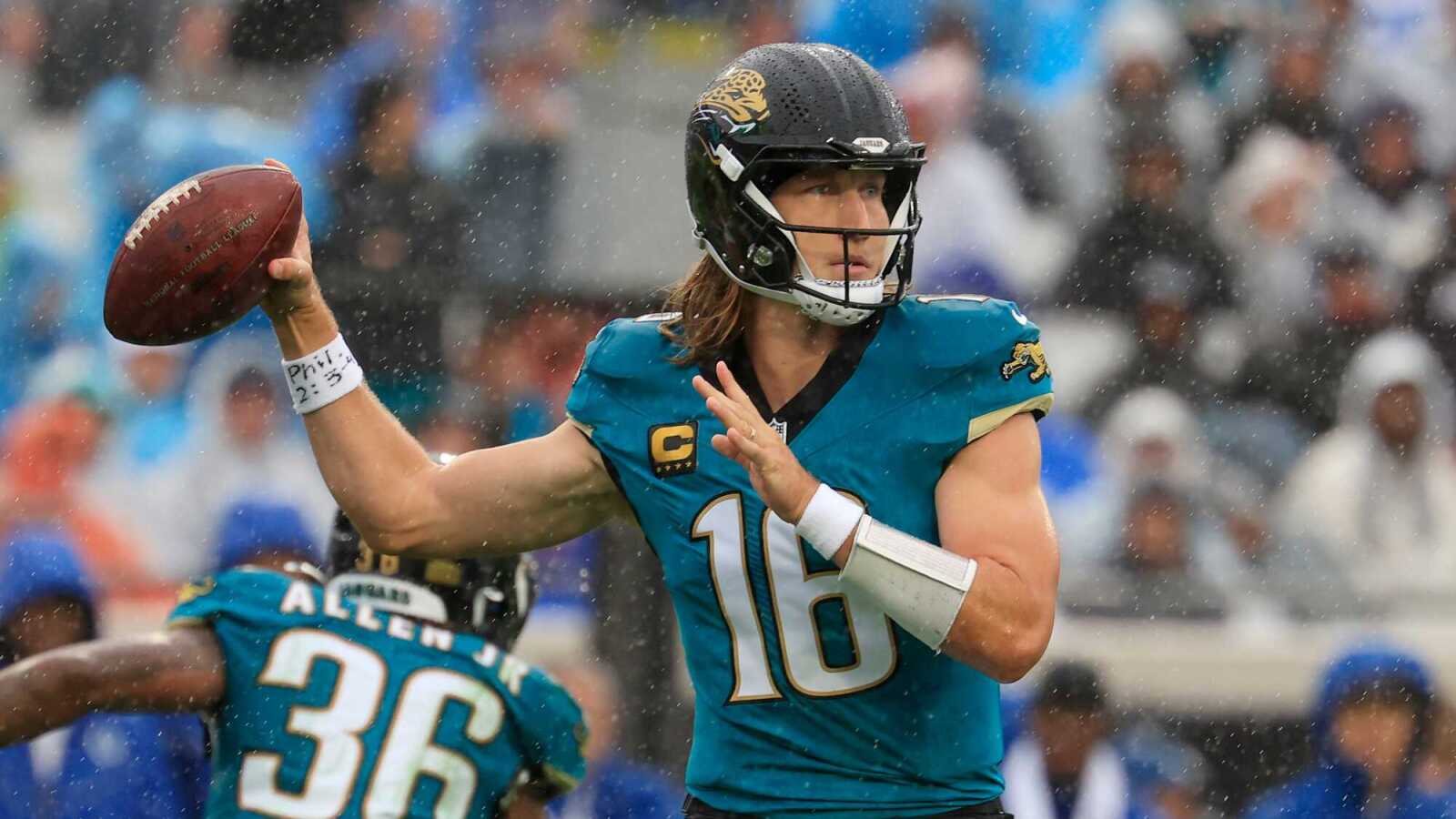 https://www.yardbarker.com/media/e/a/ea5c71b10cb641ccca09038bb27da08700dda444/thumb_16x9/jaguars-afc-south-lead-dominating-slumping-colts.jpg?v=1
