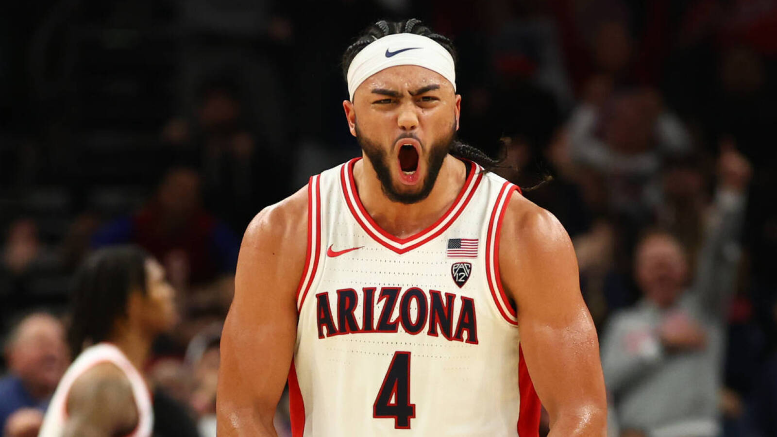 Watch: Arizona guard leaves fans stunned with pass | Yardbarker