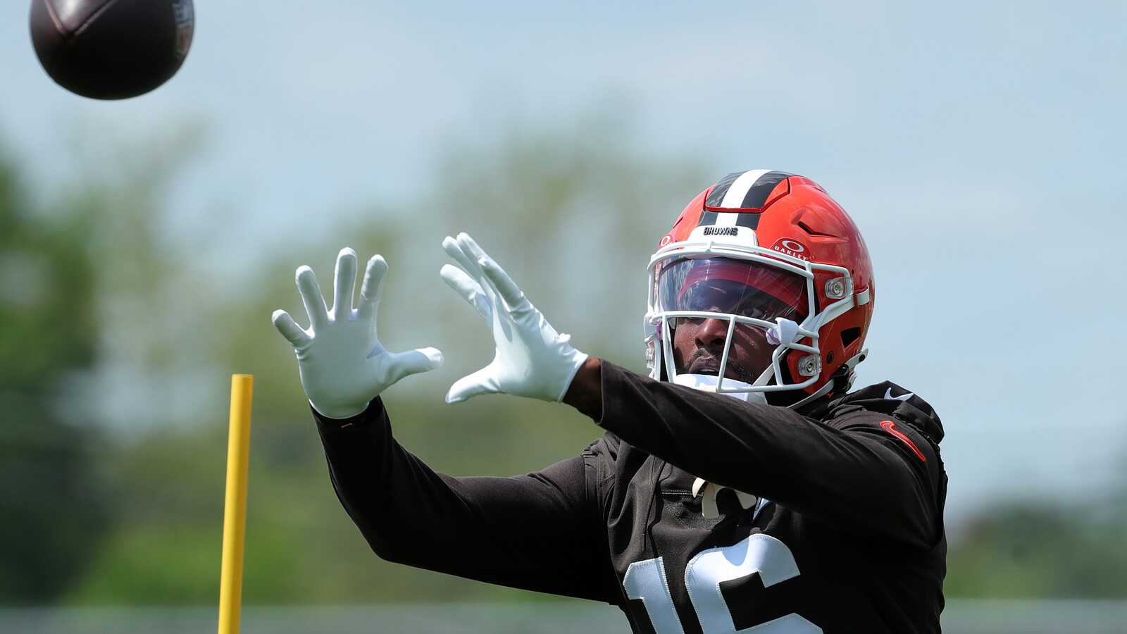 https://www.yardbarker.com/media/e/b/eb29052ff537811cf85e473e7ed285b584657cab/thumb_16x9/cleveland-browns-wide-receiver-diontae-johnson-16.jpg