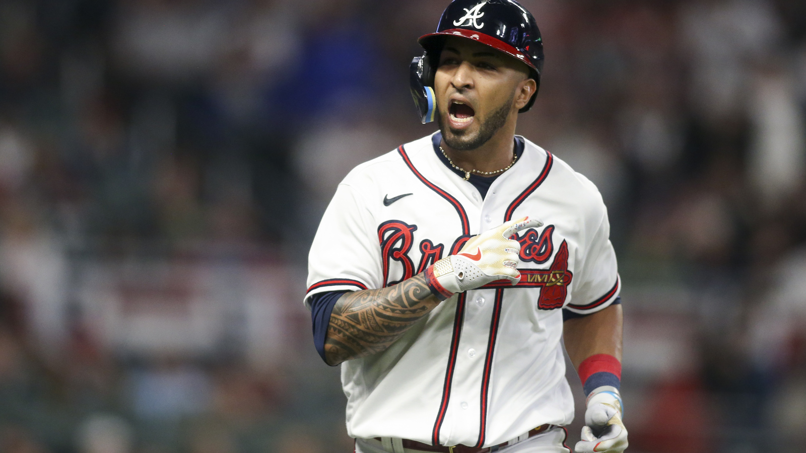 Braves add to their outfield by re-signing Eddie Rosario