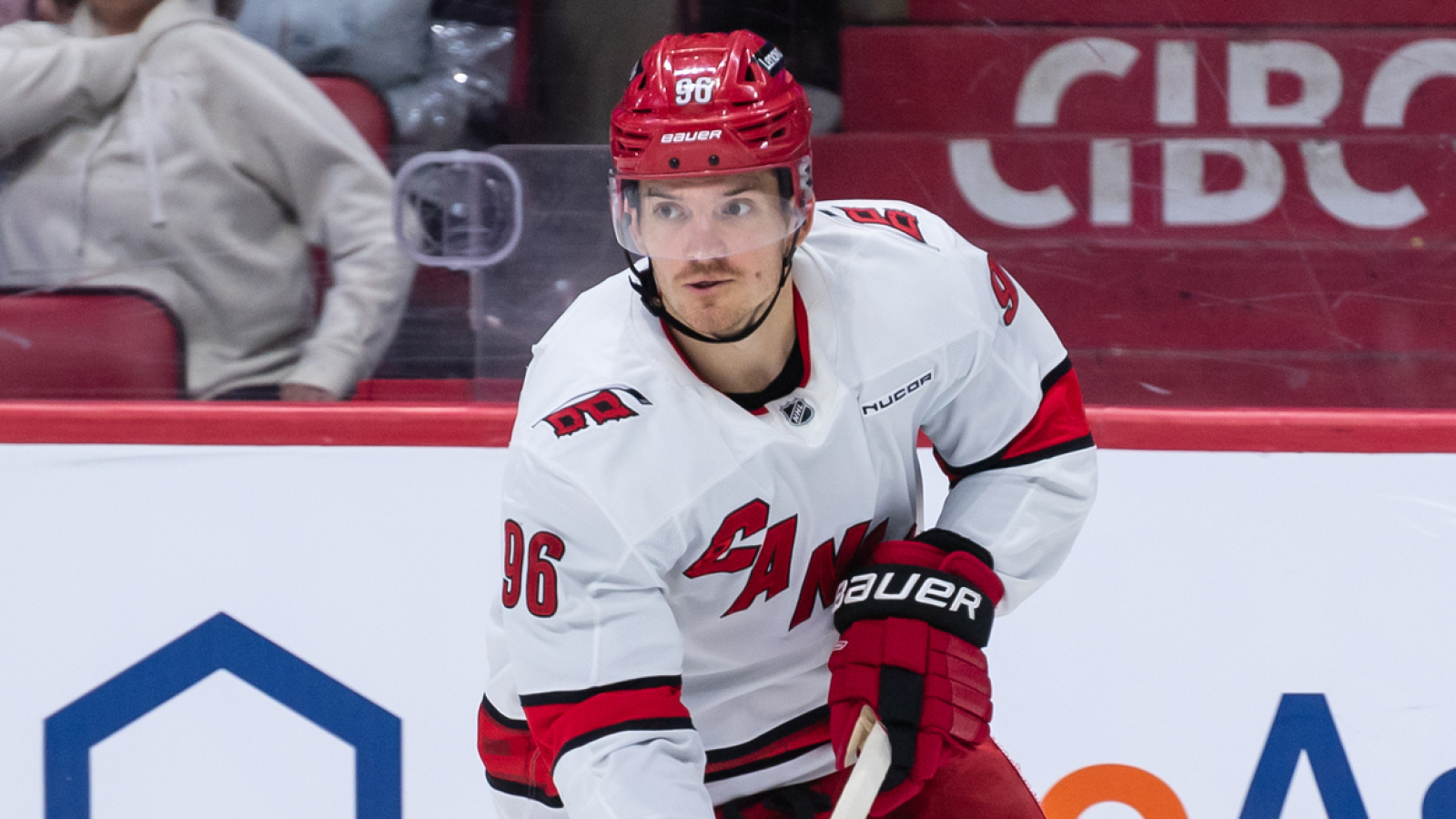 https://www.yardbarker.com/media/e/c/ec39eecdd519fcc80ef021656eb141e530ce6f55/thumb_16x9/maple-leafs-pursuit-jack-roslovic-puts-player-on.jpg?v=2