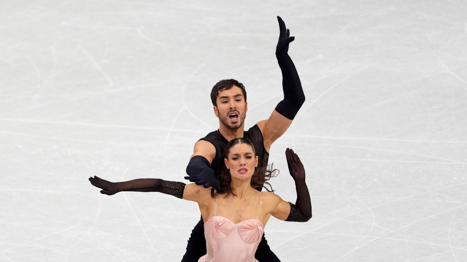 https://www.yardbarker.com/media/e/c/eceea2e28052d599c0fc2a31013648ec6ef471f0/thumb_16x9/olympic-ice-dance-controversy-behind-gold-medal.jpg?v=1