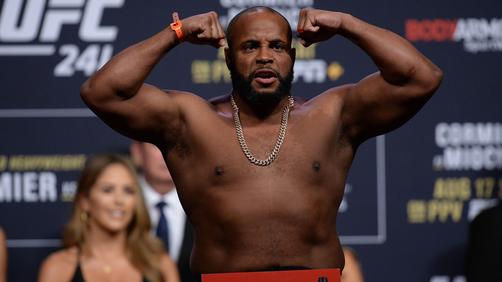 Cormier Supports Hokit for Heavyweight Title Following Aspinall's Withdrawal