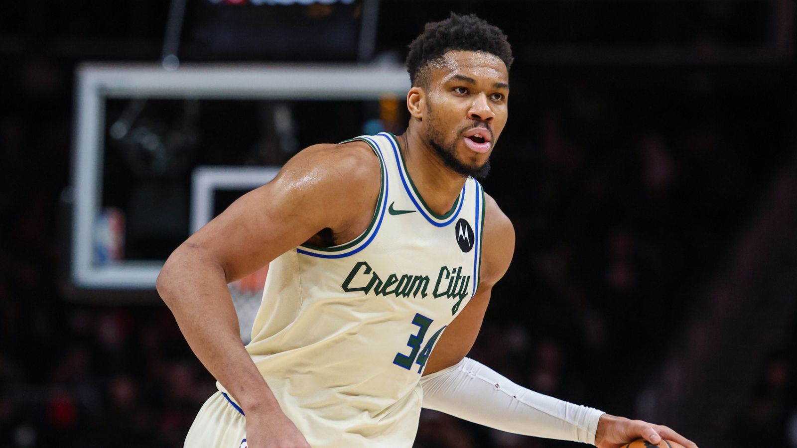 https://www.yardbarker.com/media/e/d/ed6502030095b7b450f4a08c5c7f932f2fbecb3c/thumb_16x9/giannis-antetokounmpo-trade-winners-losers-pat.jpg?v=1