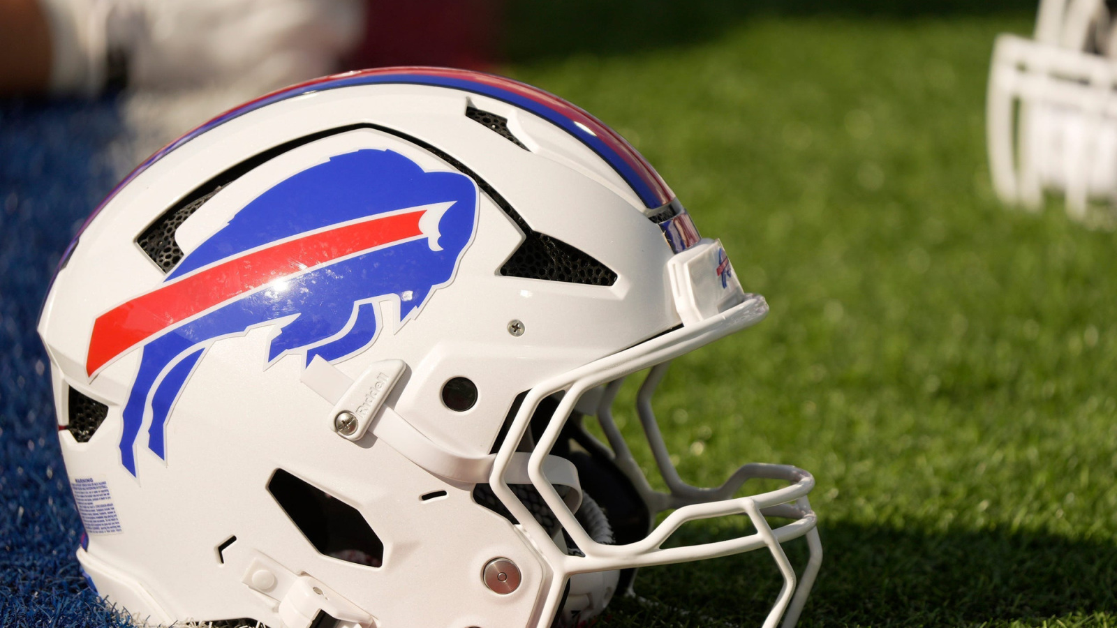 https://www.yardbarker.com/media/e/d/eda10dc733d29119df219c374179372d1a5b23e8/thumb_16x9/buffalo-bills-helmet-sits-on-yard-marker-during.jpg?v=1