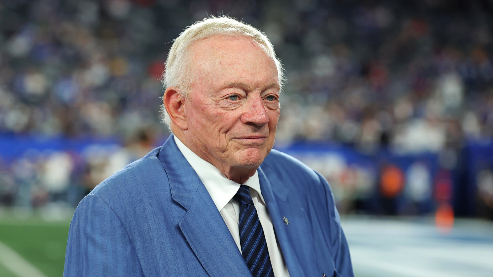 https://www.yardbarker.com/media/e/d/edcc20c171df70cbd48a364786fe76758d25d279/thumb_16x9/jerry-jones-reacts-dak-prescott-jab-reveals.jpg?v=1