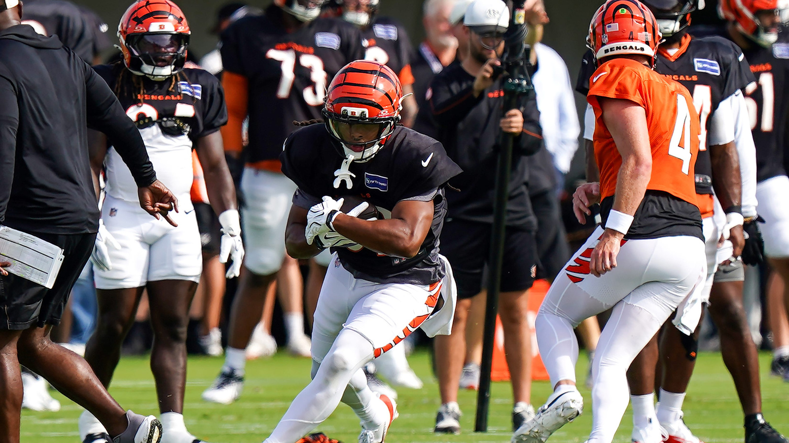 https://www.yardbarker.com/media/e/e/ee60473cdfeb5d2a182ff7c0c2e1752b09183a67/thumb_16x9/cincinnati-bengals-running-back-gary-brightwell.jpg