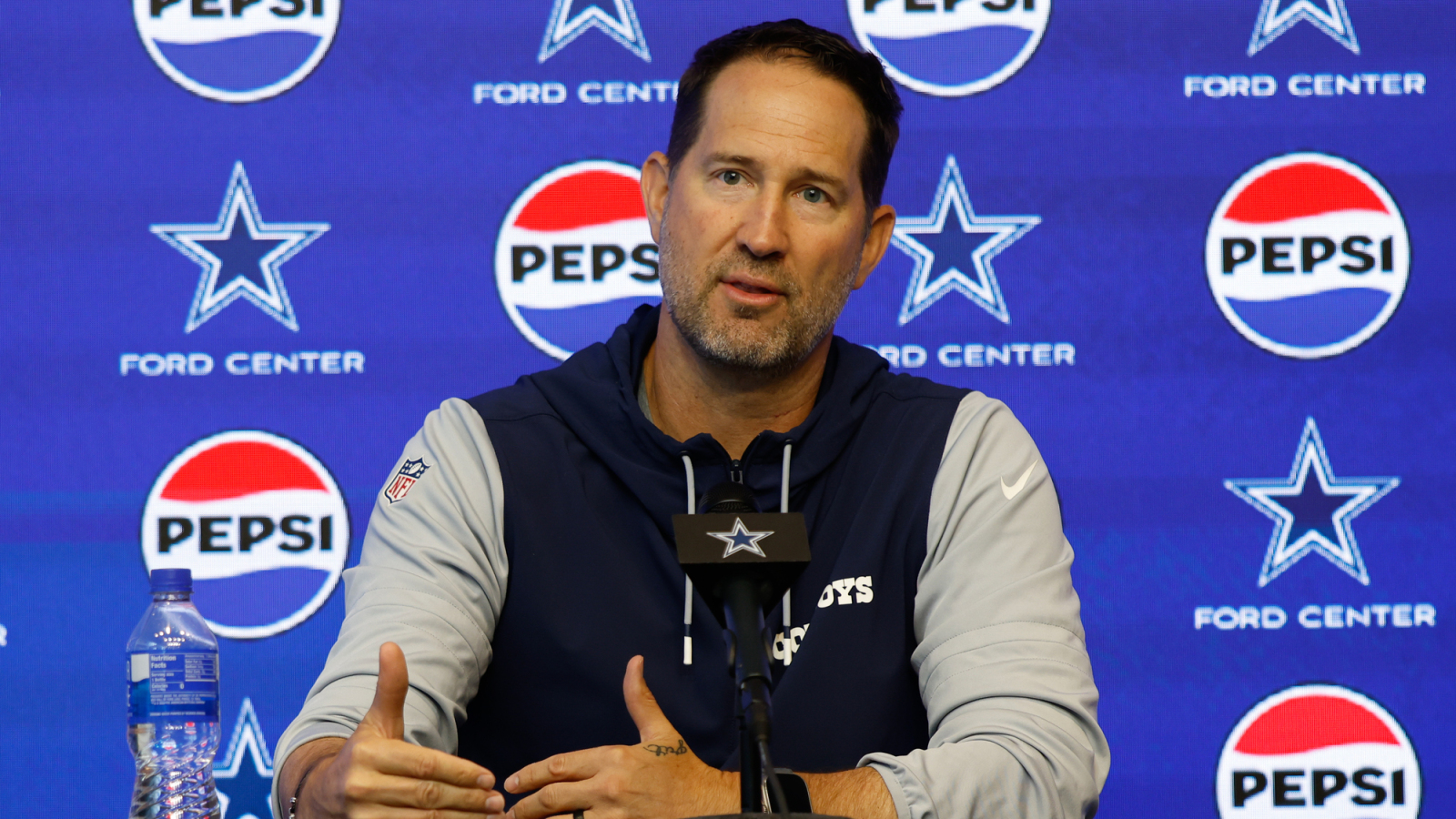 https://www.yardbarker.com/media/e/e/ee6b66035ab38dcbe14e106e58e0bb09b3a0b91f/thumb_16x9/cowboys-hc-discusses-relationship-parsons-amid.jpg?v=1
