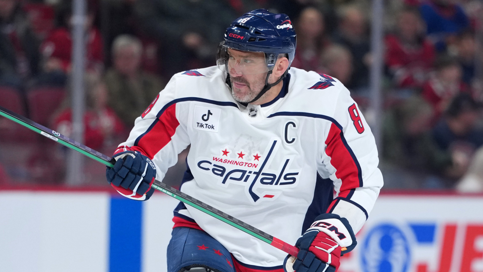 https://www.yardbarker.com/media/e/f/ef115717c4b30124f398690cc45fb534e45051fd/thumb_16x9/alexander-ovechkin-inches-closer-wayne-gretzky.jpg?v=2