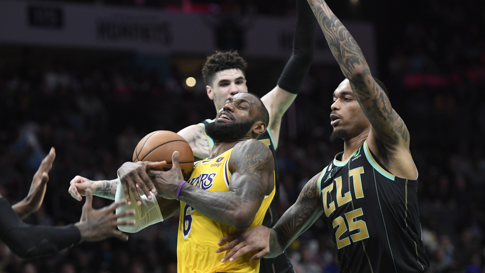 HARDWOOD CLASSICS ノースカロライナ LAKERS スタジャン アウター