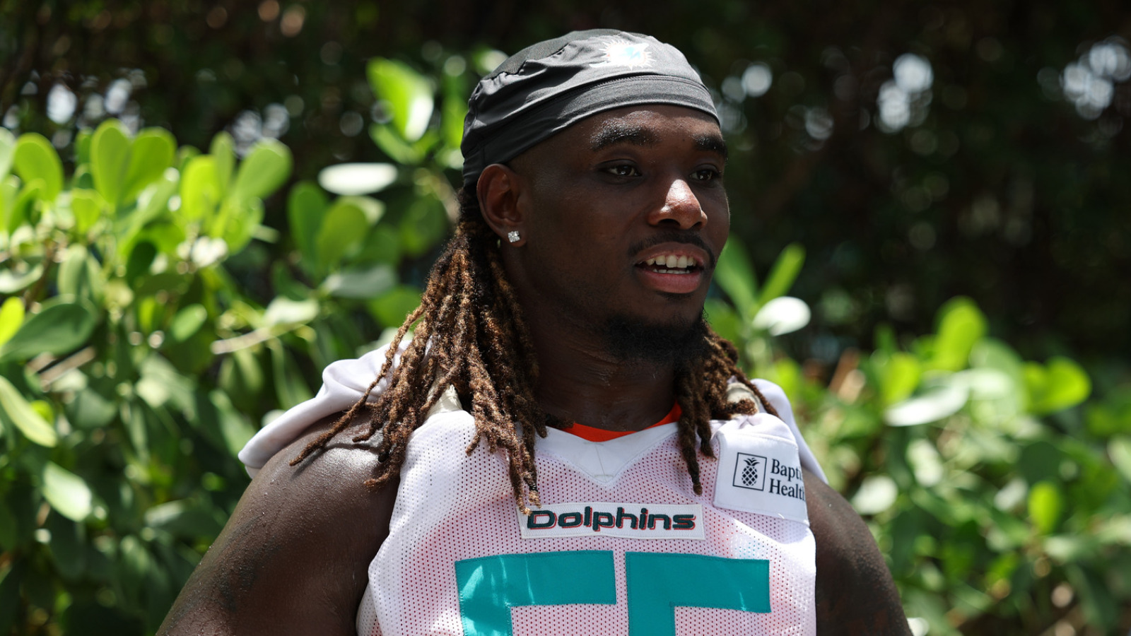 https://www.yardbarker.com/media/f/0/f03284f7fb11455b78b08be0e1e4617a1daa75c6/thumb_16x9/dolphins-reward-center-aaron-brewer-big-time.jpg?v=1