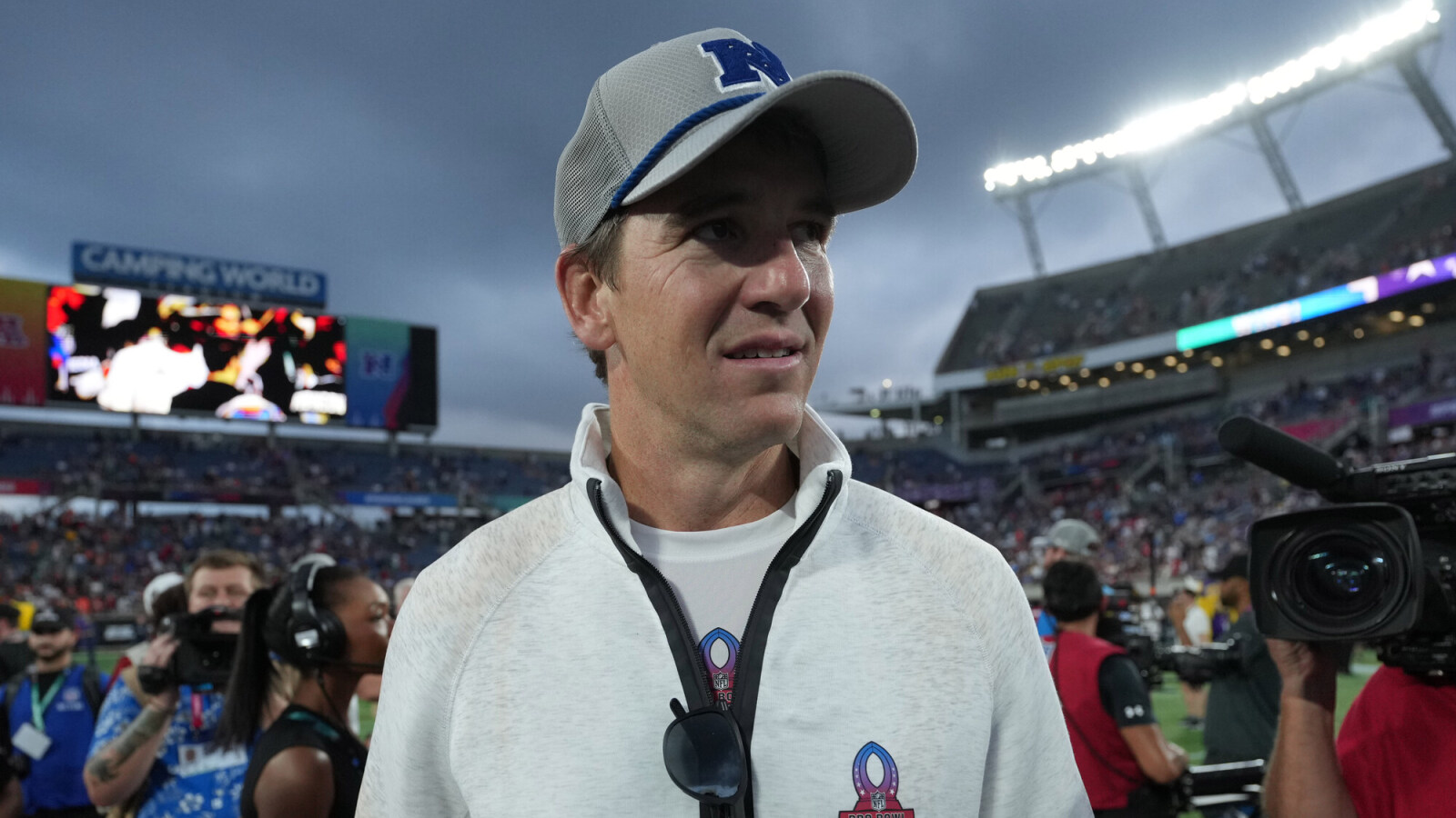 https://www.yardbarker.com/media/f/0/f067d2bf1ab6f2d1adb767af189e843e19db6fd3/thumb_16x9/feb-2-2025-orlando-fl-usa-nfc-coach-eli-manning.jpg?v=1