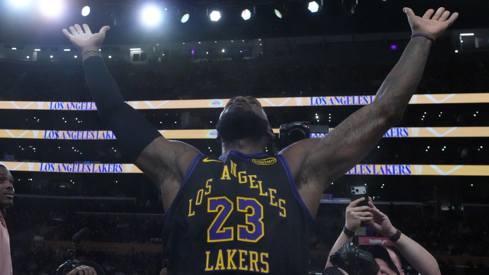 https://www.yardbarker.com/media/f/0/f0c8e40b7d82ff8434d3782a7fe3012ad669d0b0/thumb_16x9/lebron-james-historic-season-debut-lakers-storm.jpg?v=1