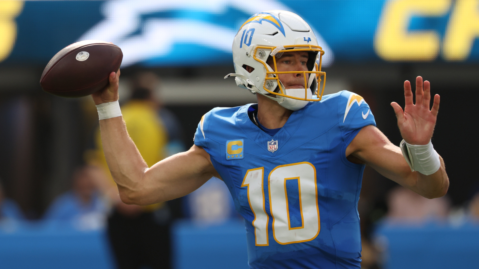 https://www.yardbarker.com/media/f/1/f1bfc35869005b9160218fc0ddab215dd5cffe1a/thumb_16x9/chargers-serious-trouble-another-show-open-season.jpg?v=1