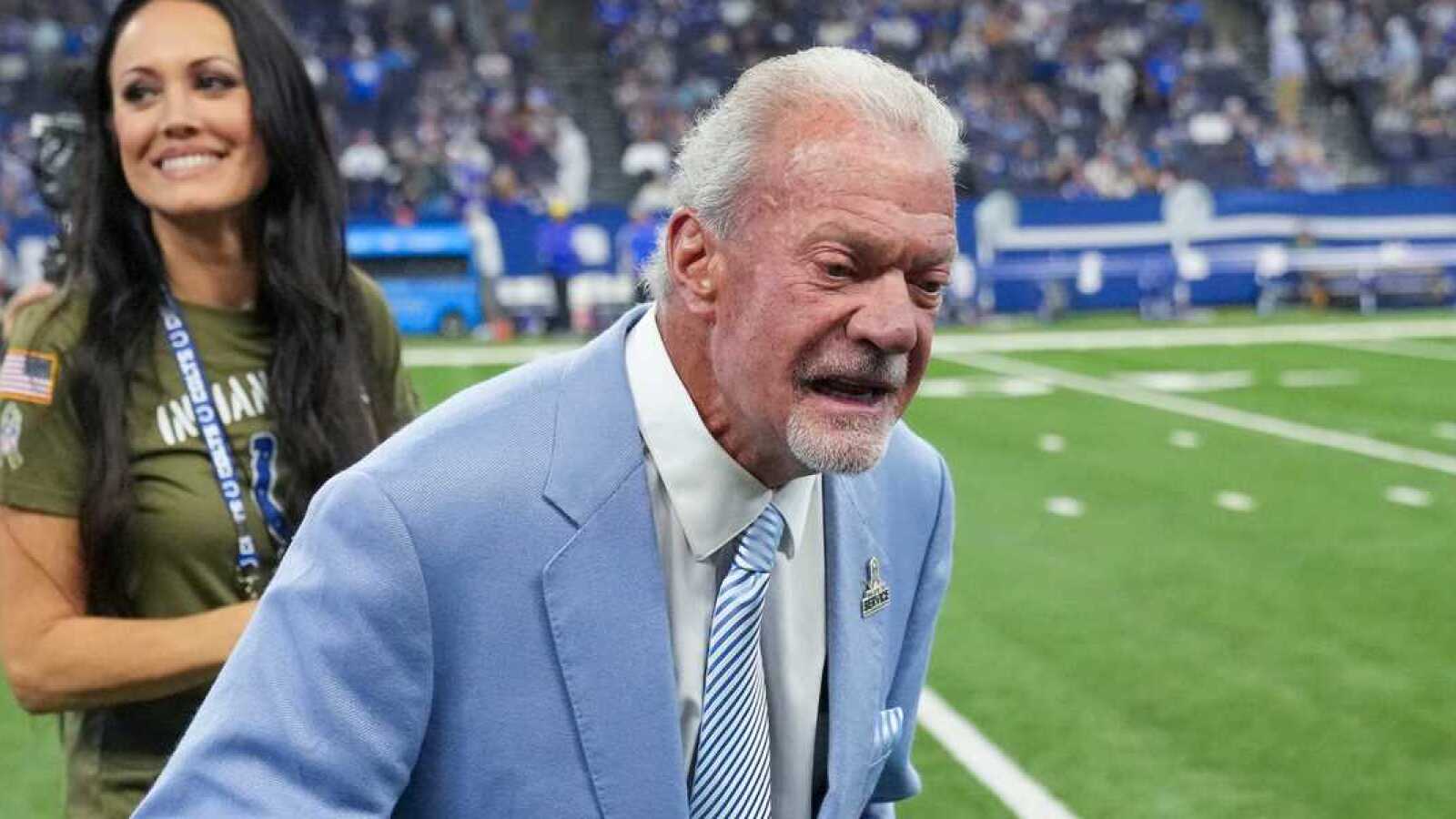 https://www.yardbarker.com/media/f/1/f1ca75b579bc601ab9d759edf2f2a94c80ea7ed7/thumb_16x9/jim-irsay-colts-team-owner-walks-waiting-golf.jpg?v=1