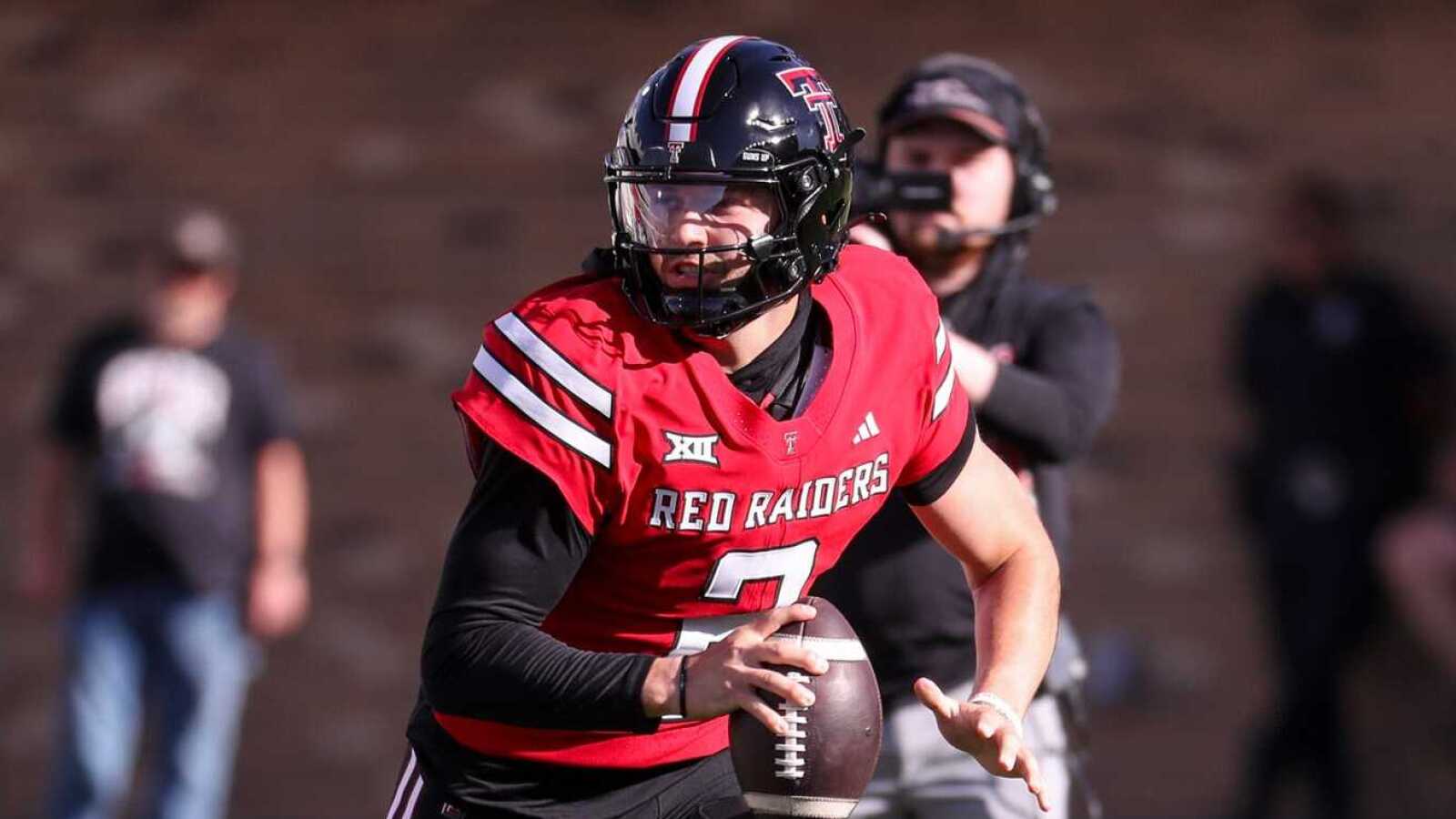 https://www.yardbarker.com/media/f/2/f241c2451c89ad2eb3c0ec6ed987c52593a9adcc/thumb_16x9/texas-techs-brendan-sorsby-runs-ball-during.jpg?v=1