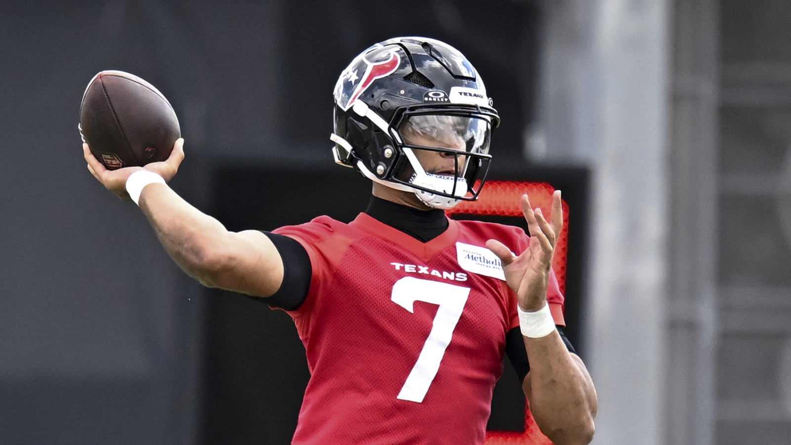 https://www.yardbarker.com/media/f/3/f31c676ff11aefebe0da6664f87ac3aa7af61121/thumb_16x9/nfl-qbs-facing-pressure-heading-2026-season.jpg?v=1