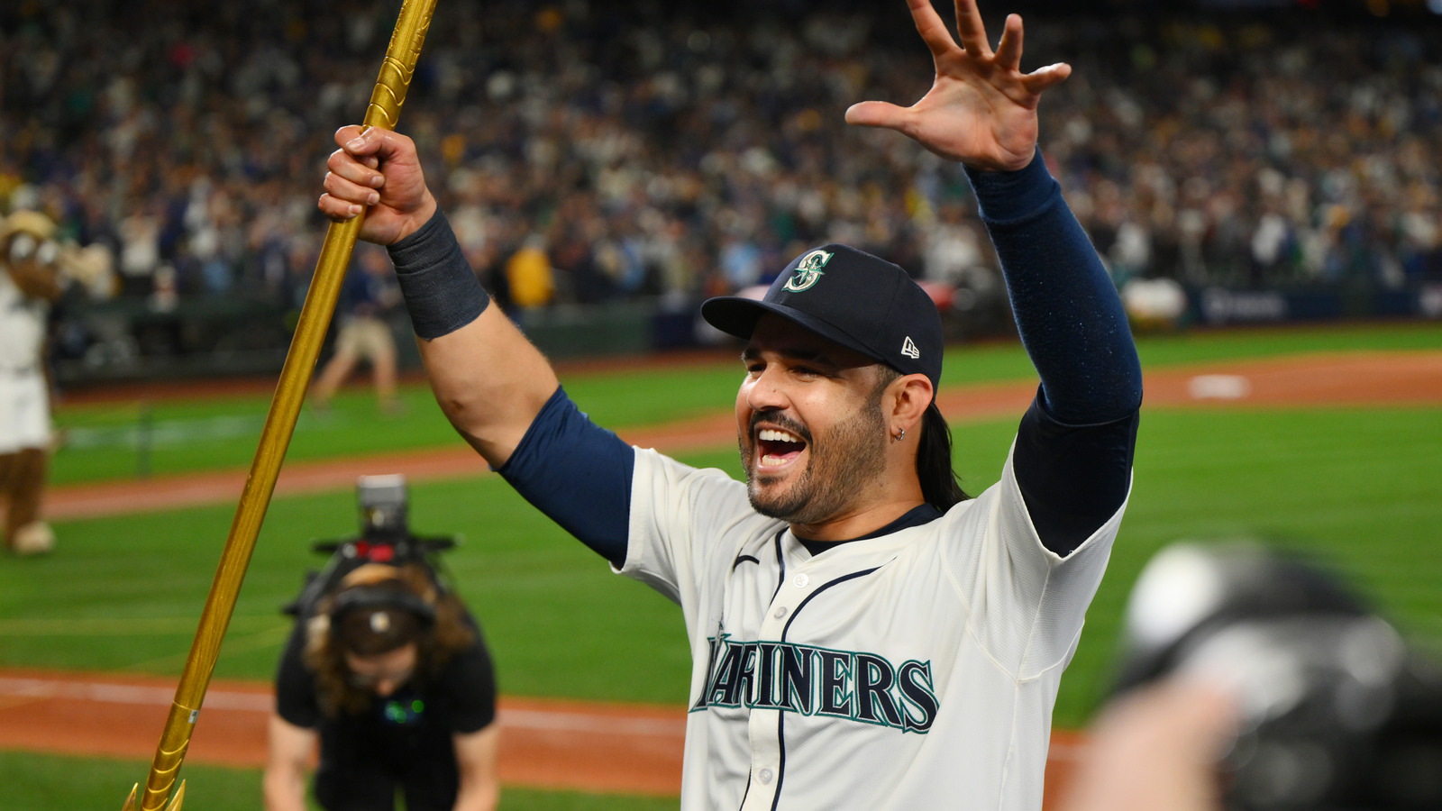 https://www.yardbarker.com/media/f/3/f3436a1120ee5b7910e50f8230a4df3f9ea63037/thumb_16x9/eugenio-suarez-hits-game-winning-grand-slam-alcs.jpg