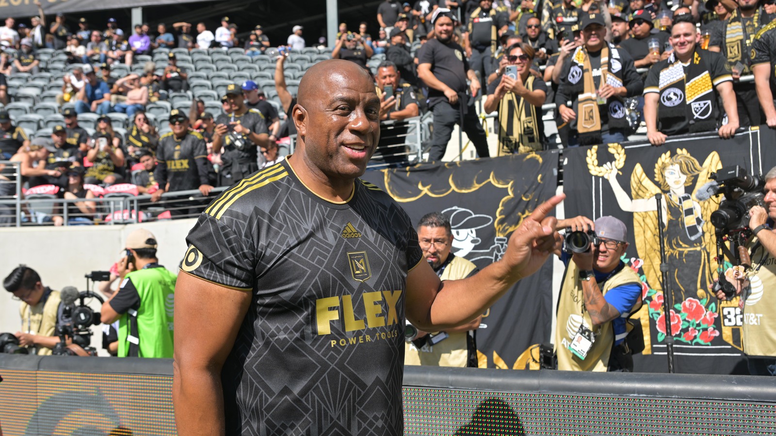 Magic Johnson on potentially buying Commanders: I need a Super Bowl ring - Vimarsana News