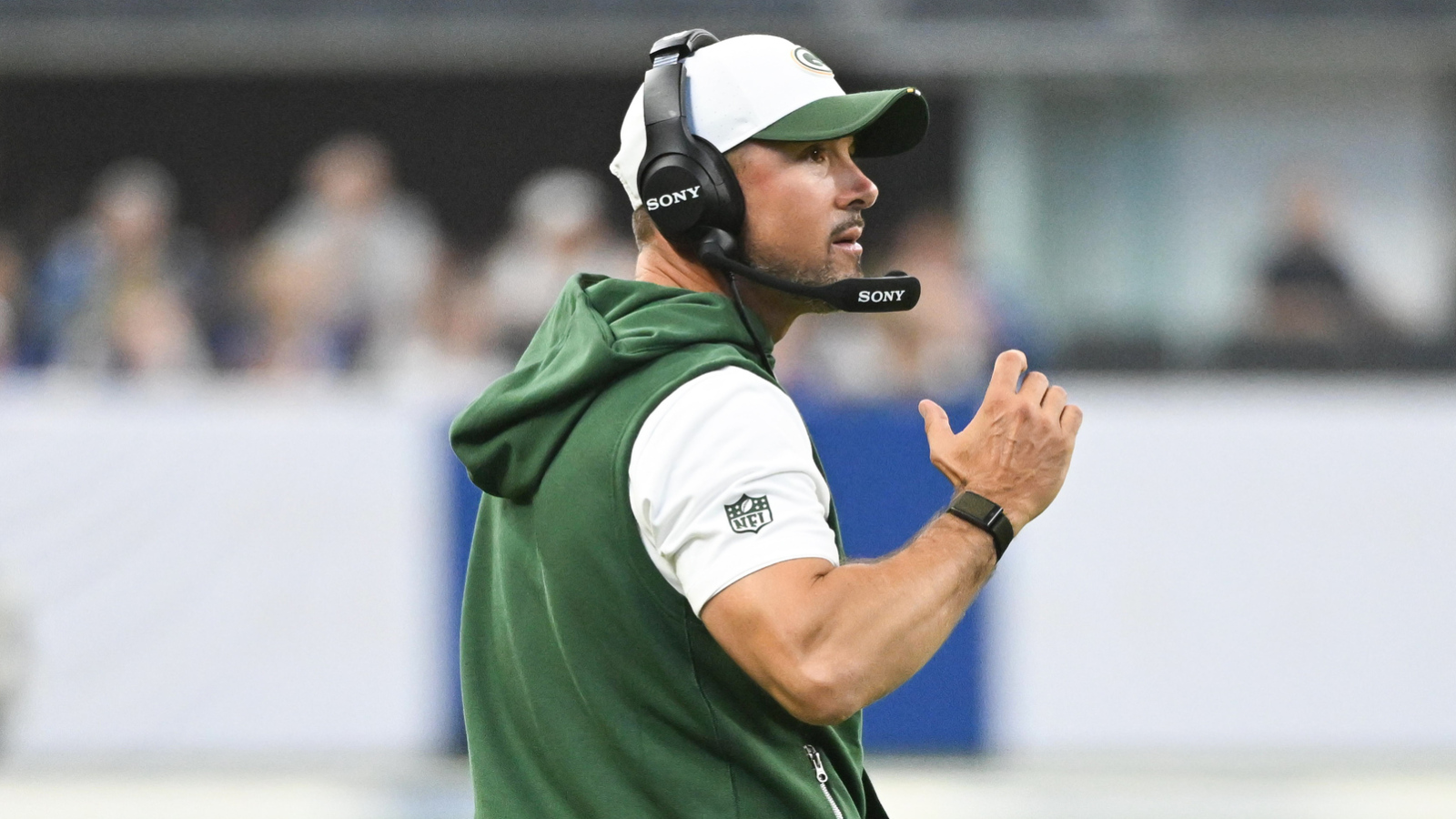 https://www.yardbarker.com/media/f/3/f39044cbe43f536ea5db1989f382ca6b7f1b7e58/thumb_16x9/packers-hc-bothered-rookies-unacceptable-behavior.jpg?v=1