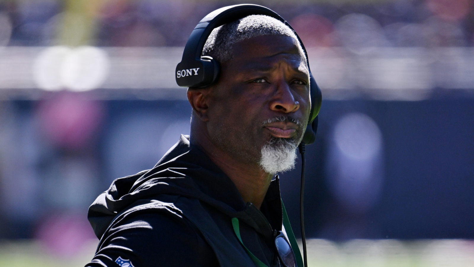 https://www.yardbarker.com/media/f/4/f4838c66f88aaccc24933176d6a9a7c22dc0fcb0/thumb_16x9/aaron-glenn-sends-message-jets-fans-ugly-loss.jpg?v=1
