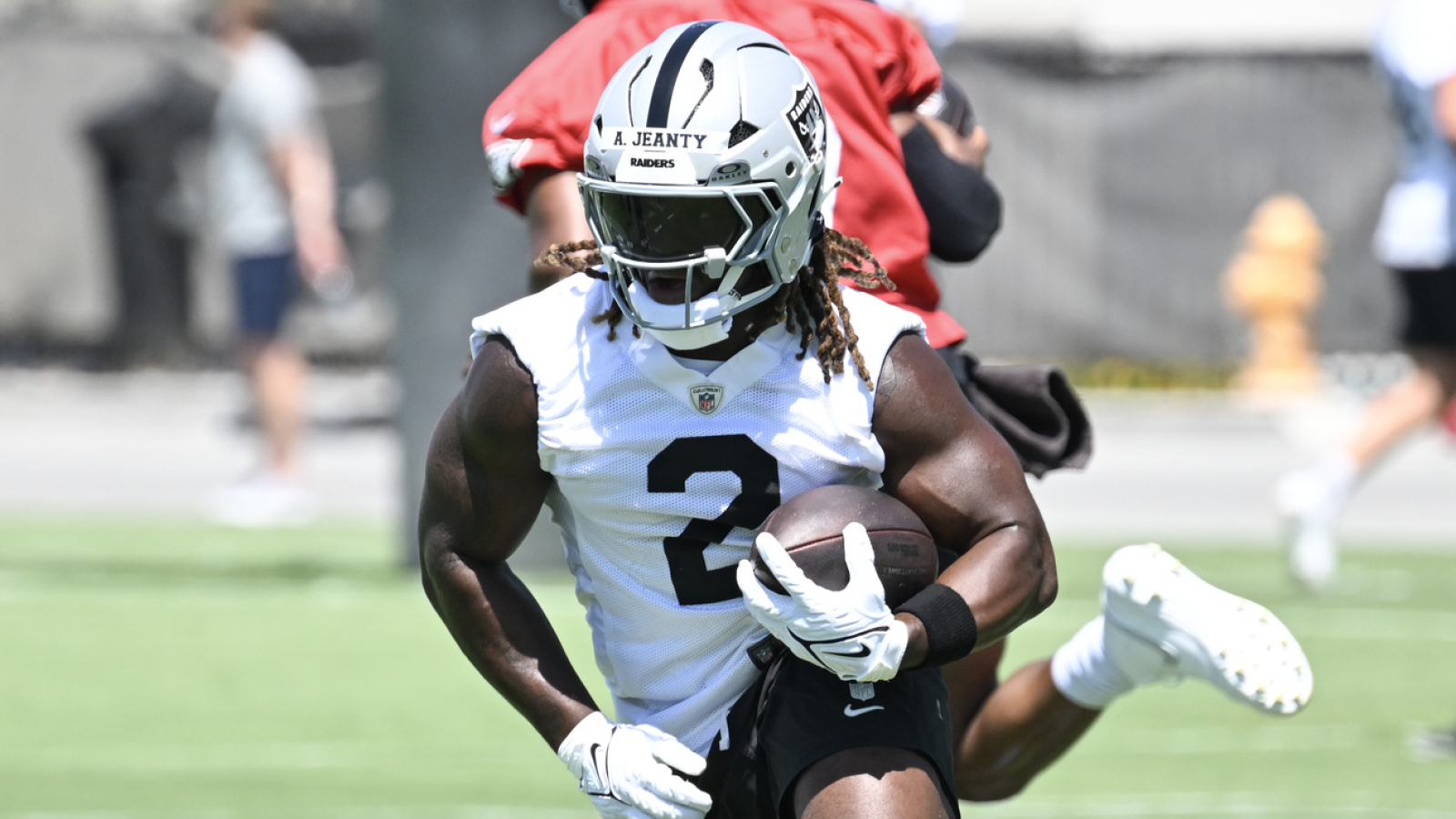 https://www.yardbarker.com/media/f/4/f4a2fc97e86cd98791452a0343486bc0a464d48c/thumb_16x9/raiders-comments-shift-expectations-rb-ashton.jpg?v=1