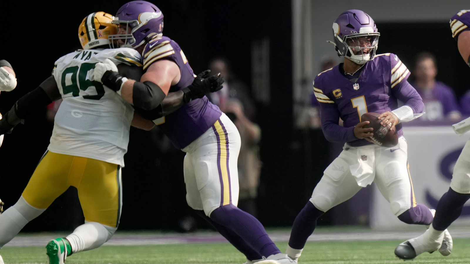 https://www.yardbarker.com/media/f/5/f5e54206b48490edb334a61175d19ccb35b0af5b/thumb_16x9/vikings-kyler-murray-hits-back-injury-narrative.jpg