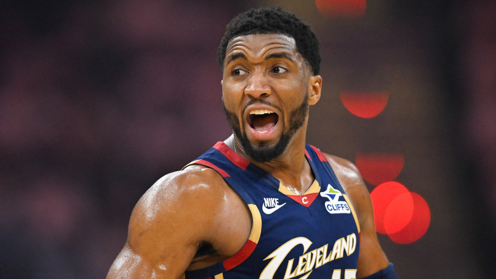 https://www.yardbarker.com/media/f/6/f63b3c5ad2dc804f3967a1843ee3122f0e8ffcff/thumb_16x9/donovan-mitchell-suffer-same-fate-as-jaylen-brown.jpg?v=1