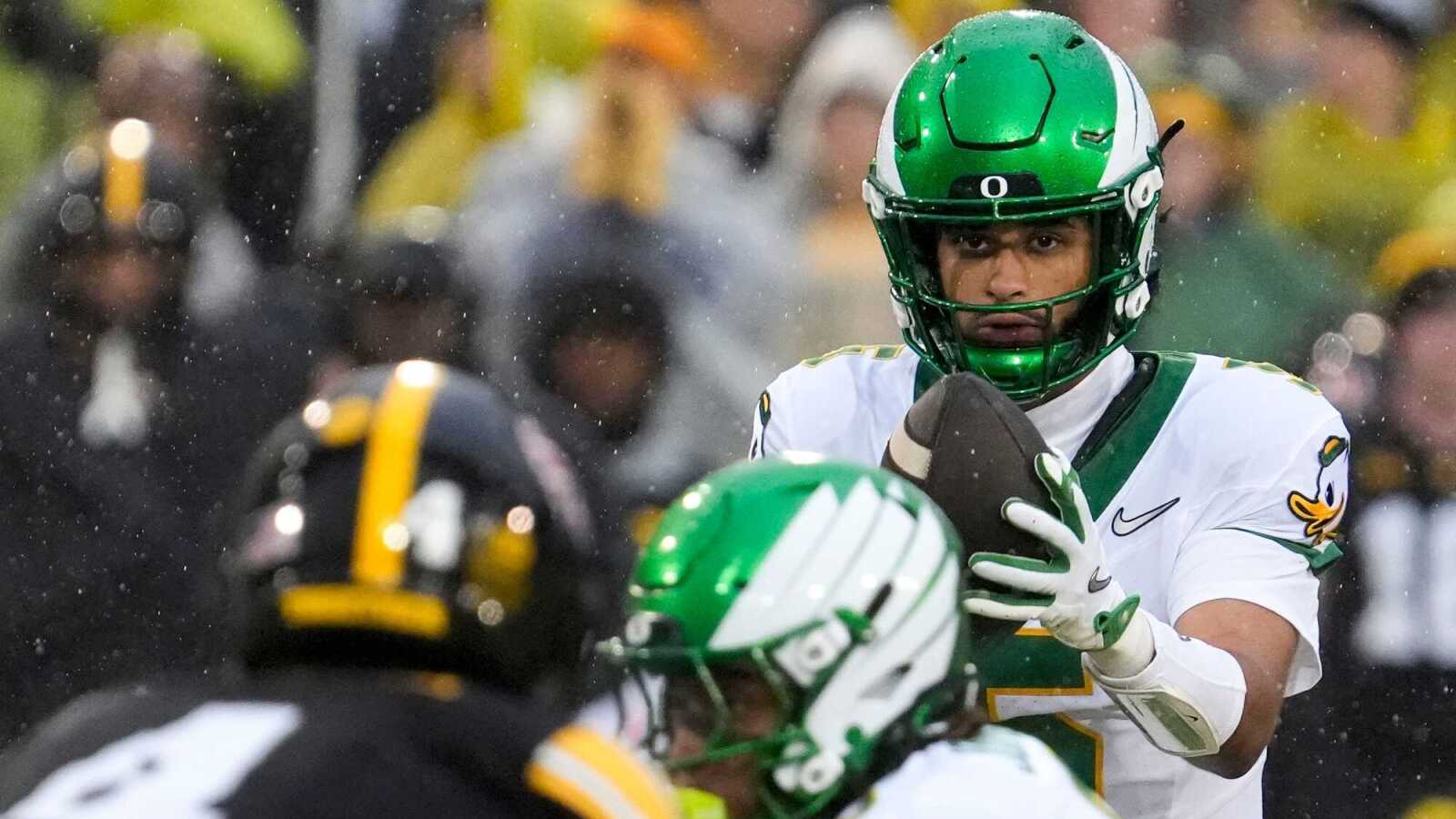 https://www.yardbarker.com/media/f/7/f70f8cf34a45356d50a7b1c3d92c8a310cc9ae8b/thumb_16x9/oregon-survives-game-inches-ugly-important-win.jpg?v=2
