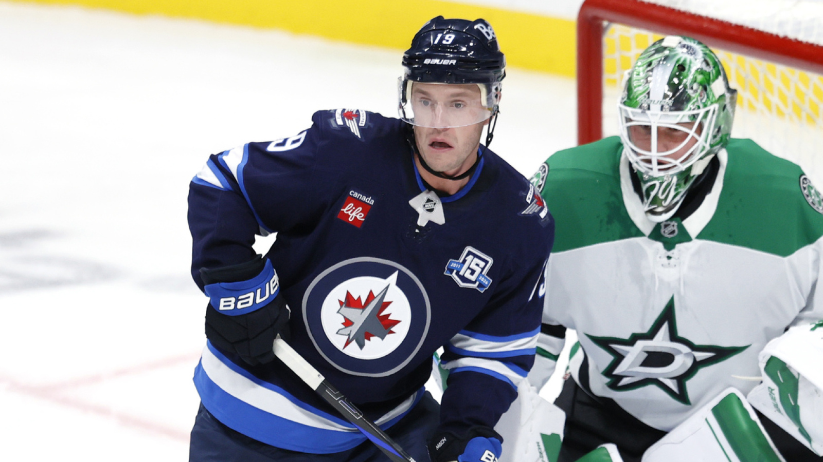 https://www.yardbarker.com/media/f/7/f71cc576db01c1133b79d5ea8da0f56cd7d6a130/thumb_16x9/jonathan-toews-returns-two-years-gets-huge-welcome.jpg?v=1