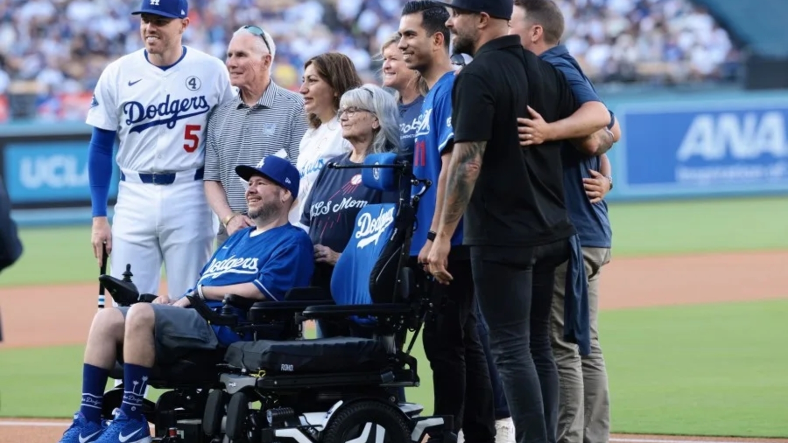 Freddie Freeman Nominated For Lou Gehrig Award & Gifts Dodgers ...