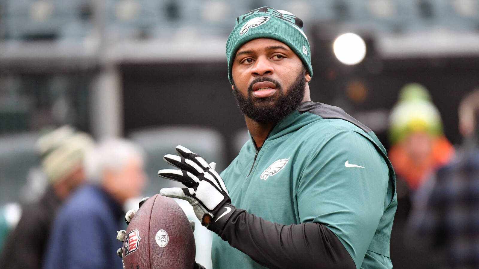 Fletcher Cox von den Eagles hält sich bei der Verteidigung von Nick ...
