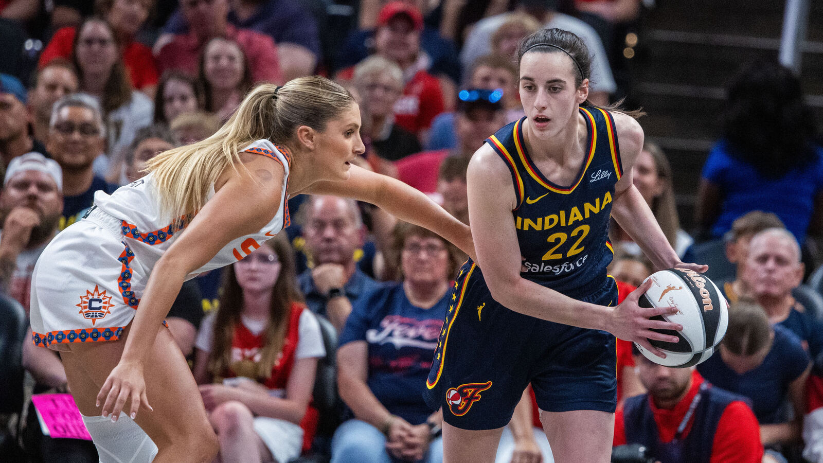 https://www.yardbarker.com/media/f/7/f7d67bbbda99de527811c82fcc48b2eb451a061b/thumb_16x9/fevers-clark-gets-shoved-ground-suns-mabrey.jpg