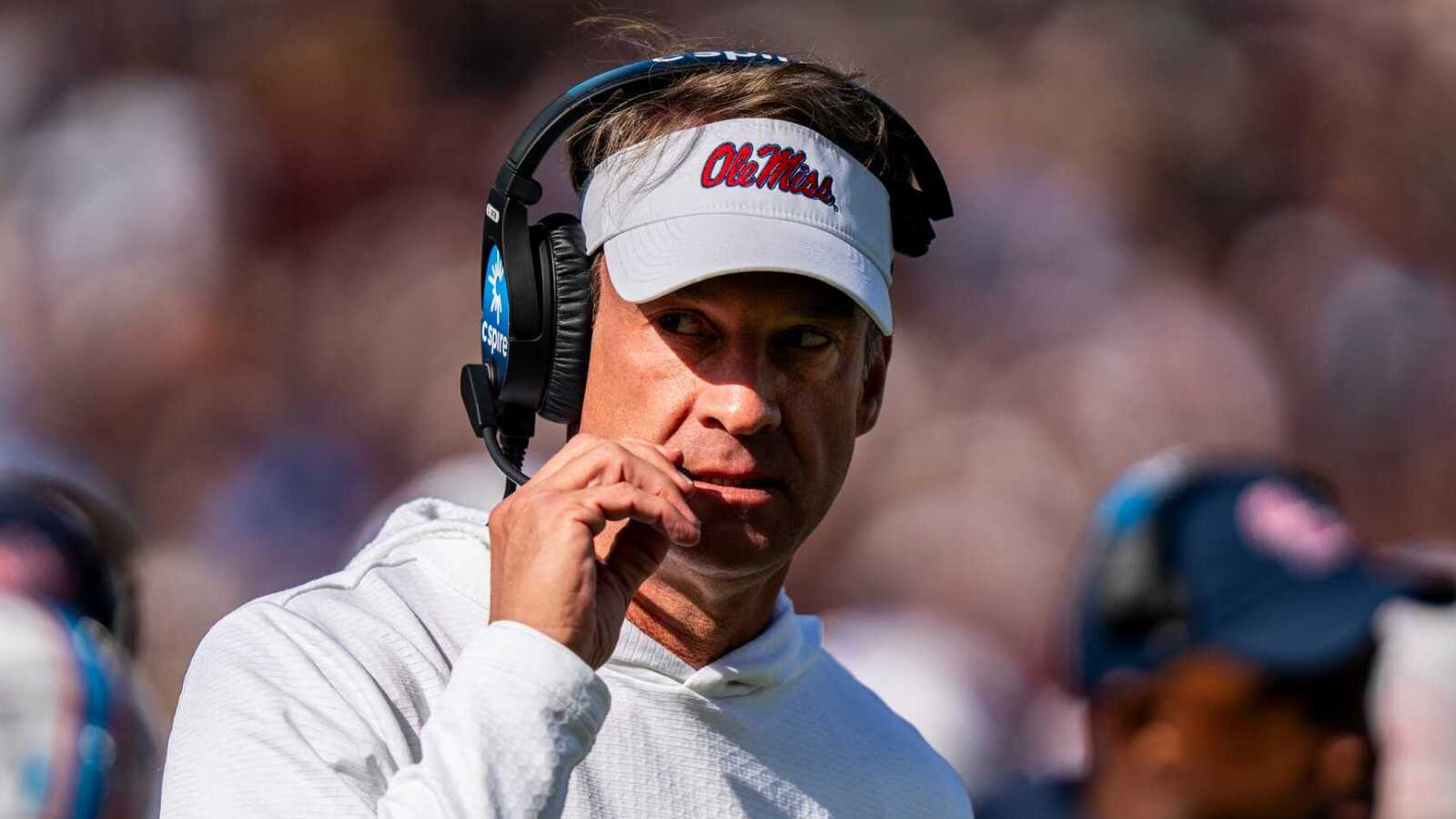 https://www.yardbarker.com/media/f/7/f7e034ed847b08462ecc2710a2175cb5344fa699/thumb_16x9/lane-kiffin-reportedly-making-threats-amid-tense.jpg?v=1