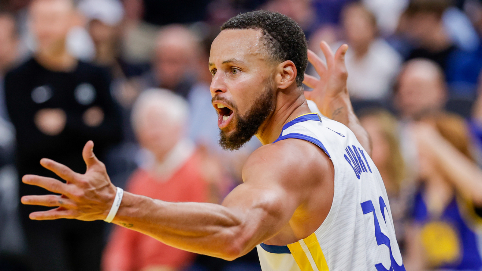 https://www.yardbarker.com/media/f/8/f82a8ee26b9223f6a69fec4280af3248ec94af3b/thumb_16x9/steph-curry-bests-aaron-gordon-improbable-three.jpg?v=1
