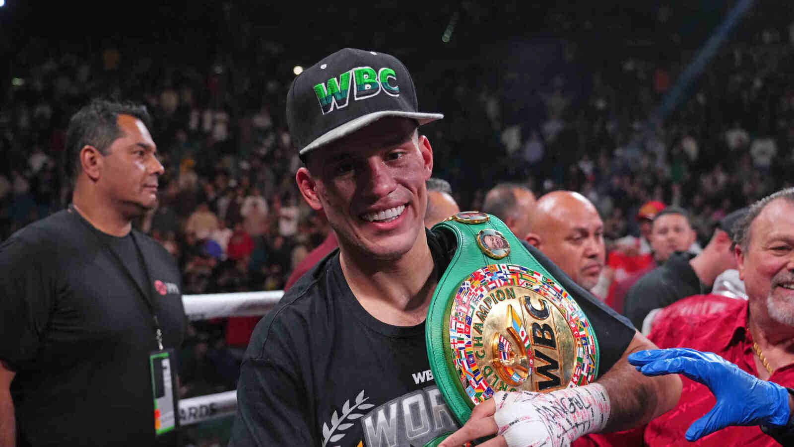 https://www.yardbarker.com/media/f/8/f82cebfd653880e08da392aaf1c7a34c49c87e88/thumb_16x9/devin-haney-david-benavidez-statements-on-night.jpg?v=1